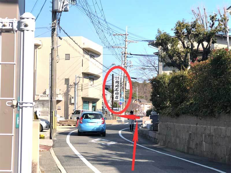 先に岡崎石材店が見えてきた道路の写真です。